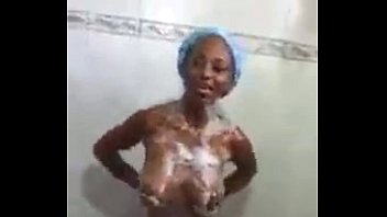 baise douche jeune sous qui la beurette Tamil aunty nip slip