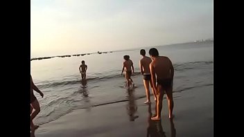 sorprendidos playa pareja solitaria en Garota con 30 amigos