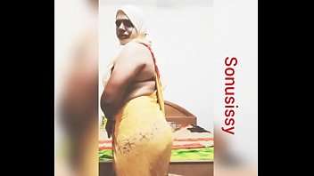 andhra auntys saree My girlfriend trying to be licked by a girl