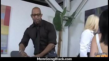 17 mom goes black Videos caseiros corno